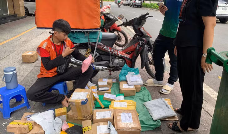 Shipper giao hàng cho nhân viên văn phòng tại quận 1, TP.HCM - Ảnh: YẾN TRINH