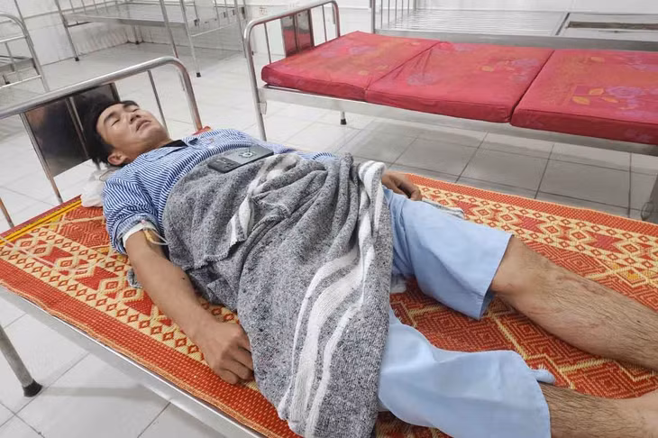 Nạn nhân bị thương điều trị tại Bệnh viện Đa khoa thị xã Kỳ Anh. Ảnh: Trần Tuấn