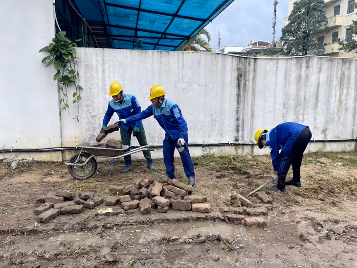 Đơn vị thi công tiến hành cải tạo, sửa chữa vỉa hè tại khu lấn biển Vựng Đâng.