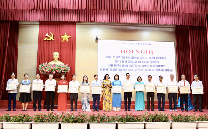 Đồng chí Vũ Thị Mai Anh, Phó Bí thư Thường trực Thành ủy, Chủ tịch HĐND thành phố tặng Giấy khen cho các tập thể, cá nhân có thành tích xuất sắc trong thực hiện Chỉ thị 20-CT/TU của Ban Thường vụ Thành ủy.