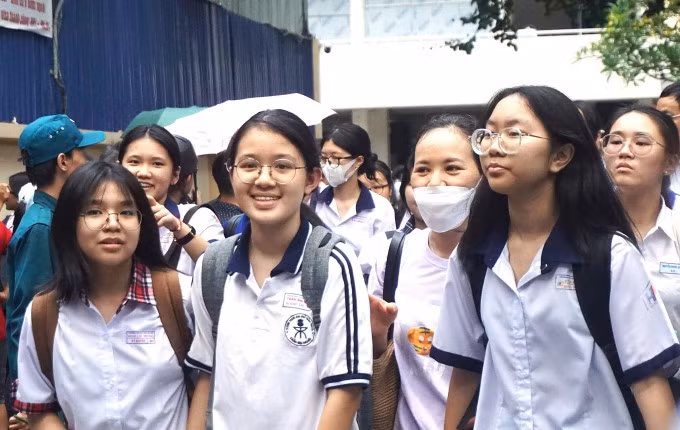 Thí sinh sau khi hoàn thành bài thi môn Văn và tiếng Anh không chuyên, sáng 25/5. Ảnh: Lệ Nguyễn