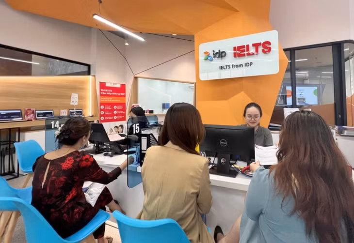 Thí sinh tìm hiểu thi IELTS tại IDP - Ảnh: TRỌNG NHÂN