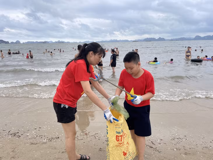 Hoàng Đình Bảo Nam, học sinh lớp 5A10, Trường Tiểu học Lý Thường Kiệt cơ sở 2 (TP Hạ Long) rất hào hứng khi tham gia nhặt rác cùng mẹ.