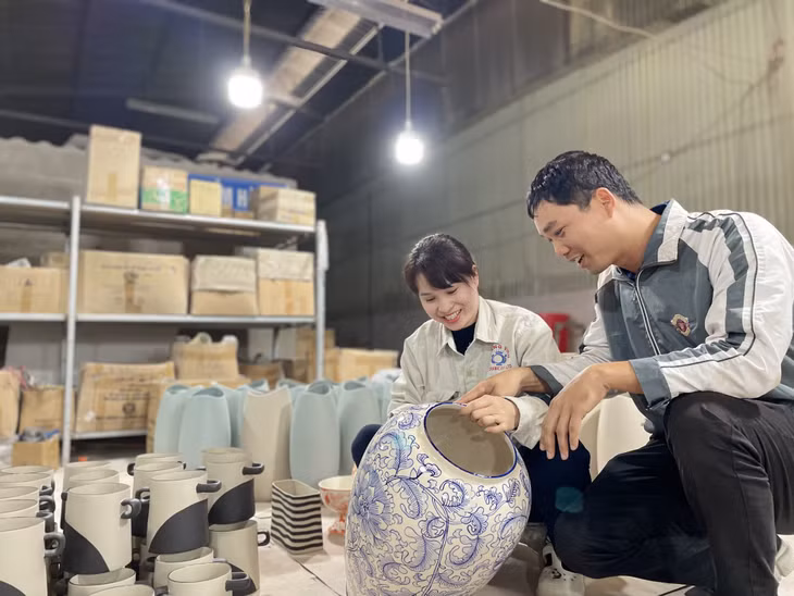 Nhờ áp dụng KH&amp;CN, Công ty TNHH gốm sứ Quang Vinh (TX Đông Triều) cho ra thị trường những sản phẩm chất lượng, đáp ứng thị hiếu của khách quốc tế.