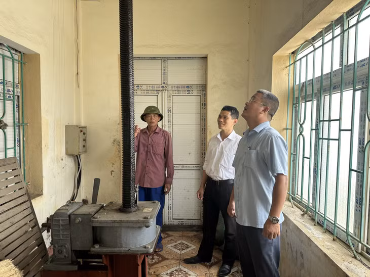 Cán bộ phòng Kinh tế (TX Quảng Yên) kiểm tra cống tiêu thoát nước Đông Yên Hưng.