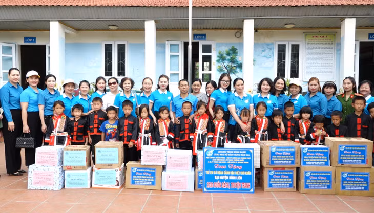Các cơ sở hội đã phối hợp quyên góp, ủng hộ, trao tặng 2.330 cuốn sách, truyện tranh, đồ dùng học tập mới cho học sinh xã Đồng Văn.
