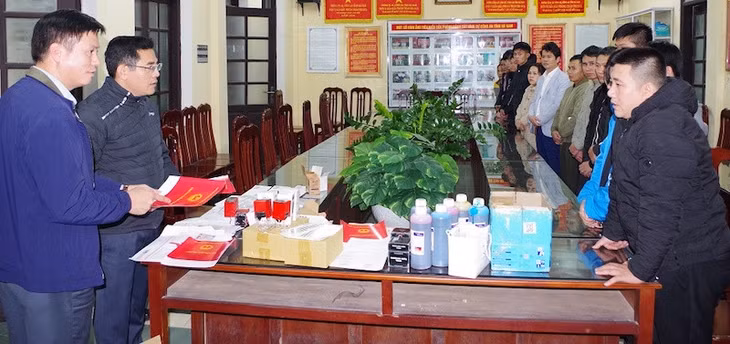 Lãnh đạo Công an tỉnh Hà Nam (bên trái) đang đấu tranh với ổ nhóm trong đường dây làm giả tài liệu quy mô đặc biệt lớn ở nhiều tỉnh thành trong cả nước. Ảnh: Công an tỉnh Hà Nam.