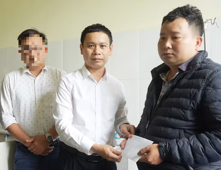 Phó Chủ tịch UBND thị xã Sa Pa Cao Bá Quý thăm, động viên anh Nguyễn Mạnh Trường (Ảnh: UBND thị xã Sa Pa).