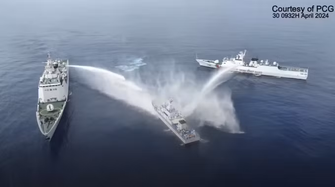 Hai tàu hải cảnh Trung Quốc phun vòi rồng vào tàu BRP Bagacay của cảnh sát biển Philippines hôm 30/4. Ảnh: PCG