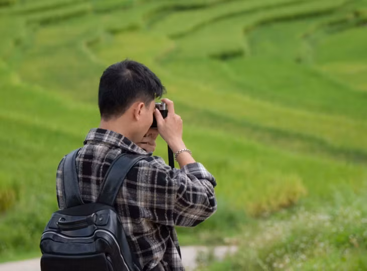Anh Phong đã di chuyển từ trung tâm thành phố Thanh Hóa về Pù Luông để ngắm cảnh. “Đứng trước những thửa ruộng xanh mướt đang dần chín ở bản Đôn, tôi thực sự phải thốt lên rằng cảnh sắc ở đây quá đẹp”, anh Phong bày tỏ.