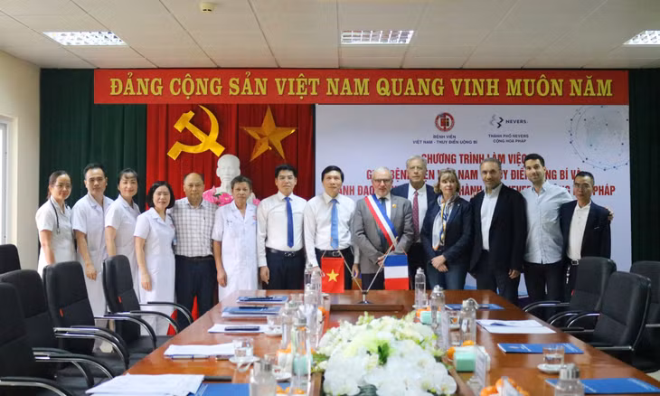 Đoàn lãnh đạo và chuyên gia y tế thành phố Nevers (Cộng hòa Pháp) và lãnh đạo Bệnh viện Việt Nam - Thụy Điển Uông Bí chụp ảnh lưu niệm. Ảnh do bệnh viện cung cấp