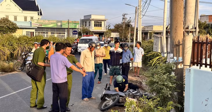 Cơ quan chức năng đang khám nghiệm hiện trường vụ tai nạn.