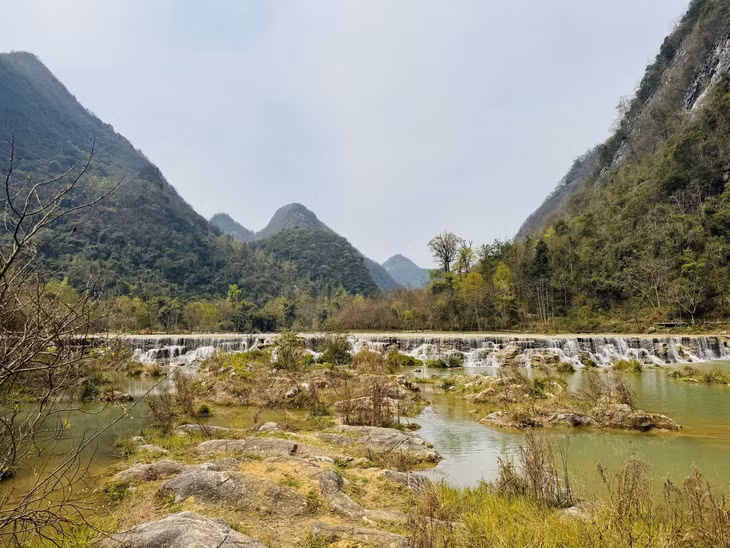 Quần thể thiên nhiên Tiểu Thất Khổng có tổng cộng 21 thắng cảnh tham quan như: thác Lạp Nhã, thác 68 bậc, rừng Thạch Thượng, động Thiên Chung, cầu Đại Thất Khổng, Ao Mộng, cầu Thiên Nhiên, Hang gió tà ác, hồ Ngọa Long, hồ Uyên Ương… Du khách sẽ cần dành cả ngày để khám phá hết khu thắng cảnh.