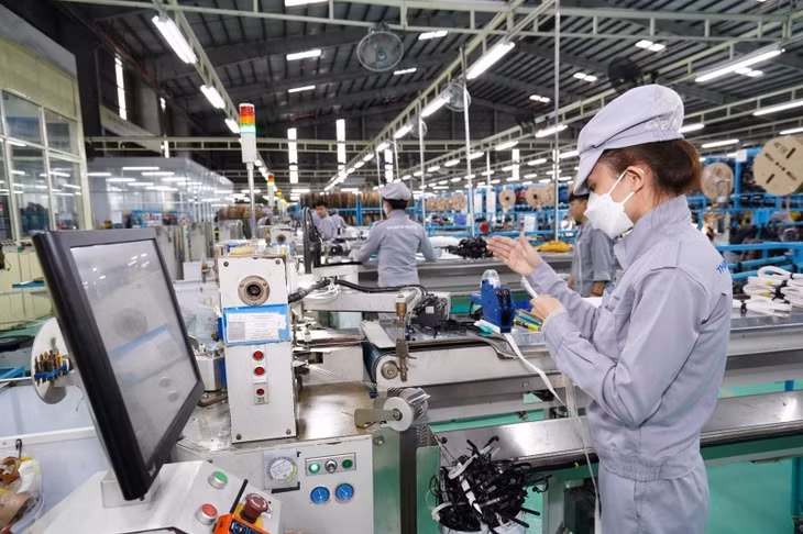 Sản xuất công nghiệp tháng 5 tiếp tục xu hướng tăng trưởng, theo đó IIP tháng 5 tăng 3,9% so với tháng trước và tăng 8,9% so với cùng kỳ.