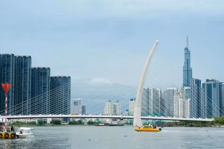 Tới Thành phố Hồ Chí Minh, du khách có thể thả mình trên một chuyến du thuyền hay tham gia tuyến buýt đường sông dọc theo sông Sài Gòn. (Ảnh: visithochiminhcity)