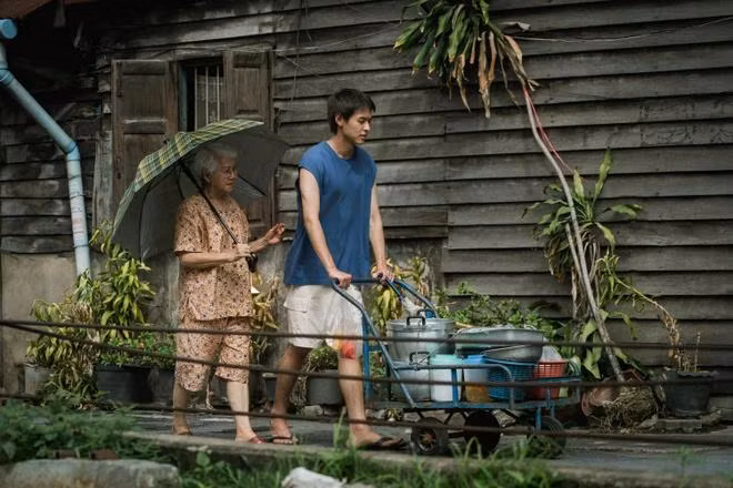Hai diễn viên Usha Seamkhum và Billkin trong một cảnh phim. (Ảnh: Nhà phát hành)