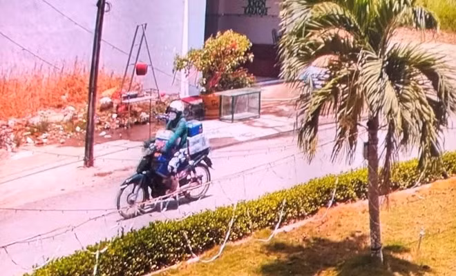 Toàn bộ hành vi trộm bia diễn ra nhanh chóng và đã bị camera tại cửa hàng ghi lại. Ảnh: Công an cung cấp