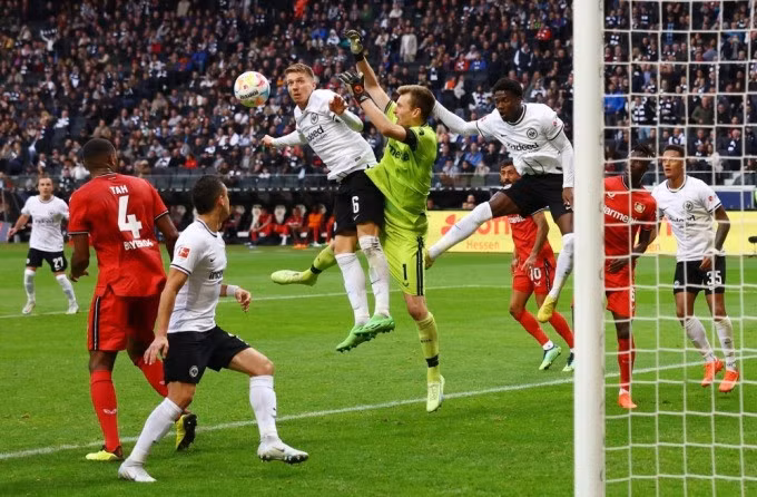 Thủ môn Hradecky (áo xanh) phải nhận năm bàn thua trong trận Frankfurt 5-1 Leverkusen hôm 15/10/2022 ở Bundesliga trên sân Wald. Ảnh: Reuters