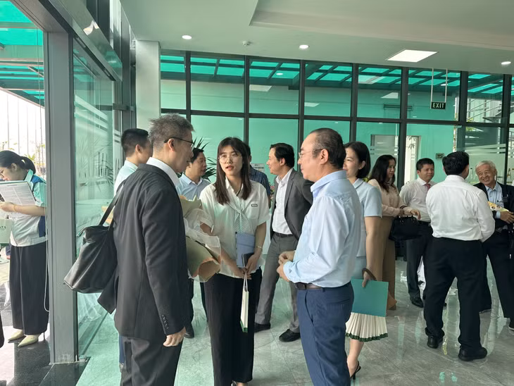 Lãnh đạo Ban Quản lý Khu Kinh tế tỉnh trao đổi với doanh nghiệp FDI.