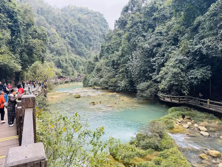 Có hai dãy hành lang gỗ dài dọc 2 bên lối đi men theo dòng thác, giúp du khách thuận tiện tham quan ngắm cảnh.