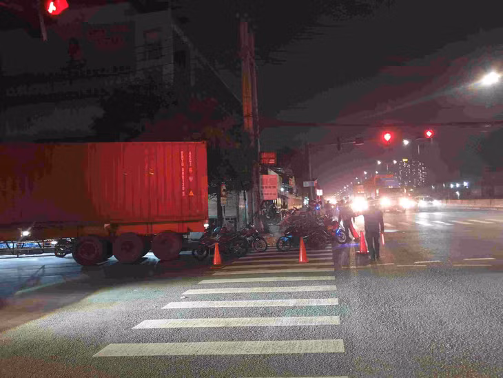 Hiện trường vụ nam thanh niên ngã vào bánh xe container đang ôm cua vào khu công nghiệp. Ảnh: Dương Bình
