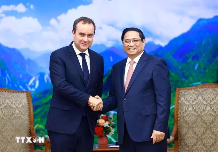 Thủ tướng Phạm Minh Chính tiếp Bộ trưởng Quân đội Pháp Sébastien Lecornu. (Ảnh: Dương Giang/TTXVN)