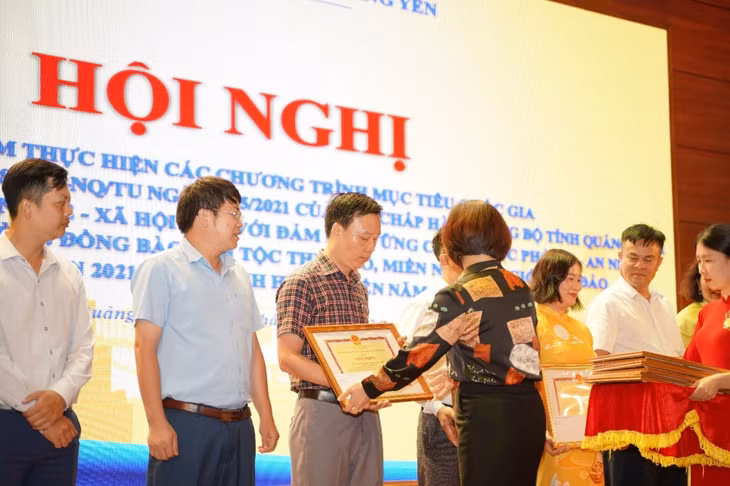 Đại diện Amata City Hạ Long nhận Giấy khen từ UBND thị xã Quảng Yên.
