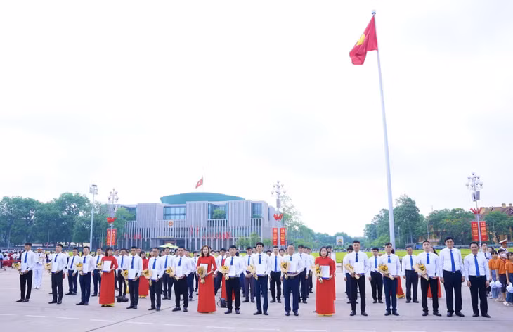 Quang cảnh tại buổi lễ kết nạp đảng viên mới. Ảnh Phạm Cường- CTV