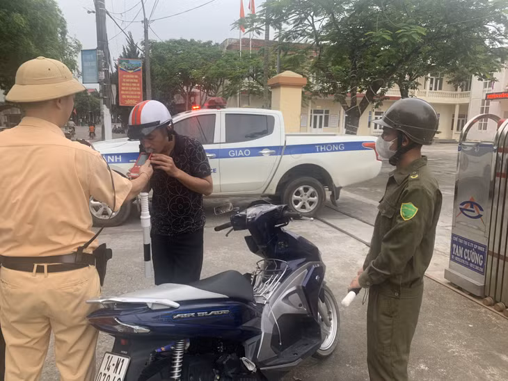 Lực lượng chức năng huyện Hải Hà kiểm tra nồng độ cồn đối với người điều khiển phương tiện tham gia giao thông trên địa bàn.