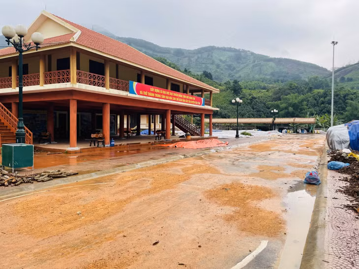 Mưa lớn làm trôi bùn, đất xuống khu vực Trung tâm Văn hóa xã Đại Dực, ảnh hưởng đến cuộc sống và sinh hoạt của nhân dân.
