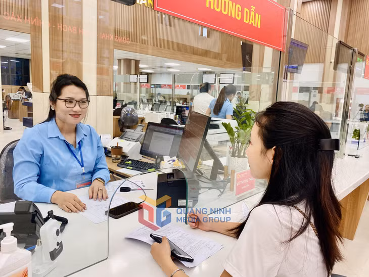 Cán bộ Trung tâm Hành chính công TP Hạ Long hướng dẫn người dân việc tiếp nhận và giải quyết TTHC. Ảnh: Hoàng Nga