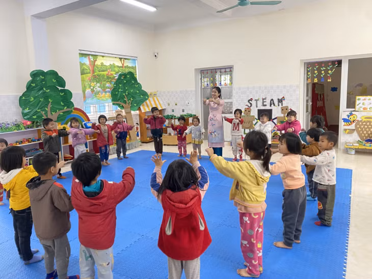 Tiết học múa của trẻ em điểm trường mầm non Phiêng Sáp, Trường Mầm non Đồng Tâm (huyện Bình Liêu). Ảnh: Lan Anh
