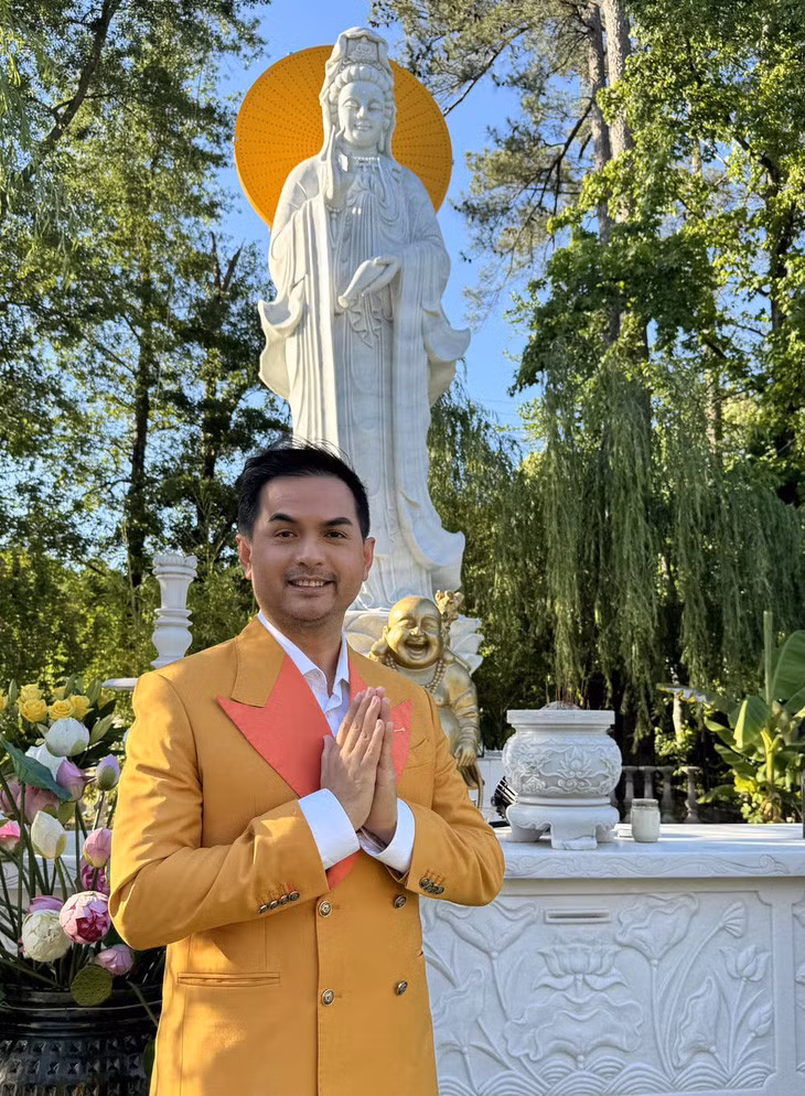 Người mẫu Đức Tiến dự lễ Phật đản tại Thiền Viện Minh Đăng Quang - Atlanta - Mỹ ngày 18-5 - Ảnh: FBNV
