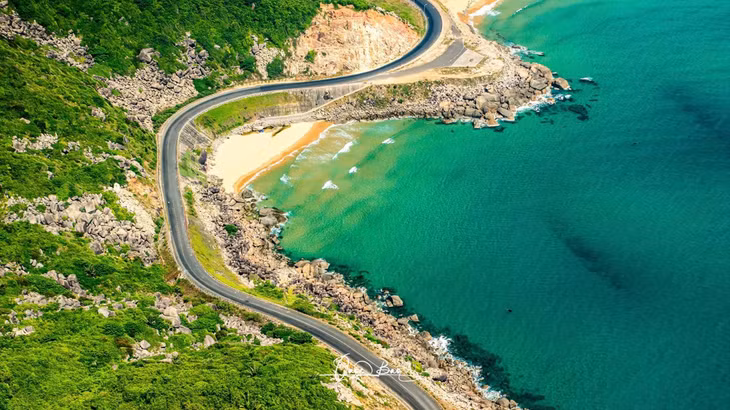 Một trong những đoạn đường ven biển đẹp là từ hải đăng Đại Lãnh (Mũi Điện) đi đến đại lộ Hùng Vương, vào thành phố Tuy Hòa. Ảnh: Quốc Bảo