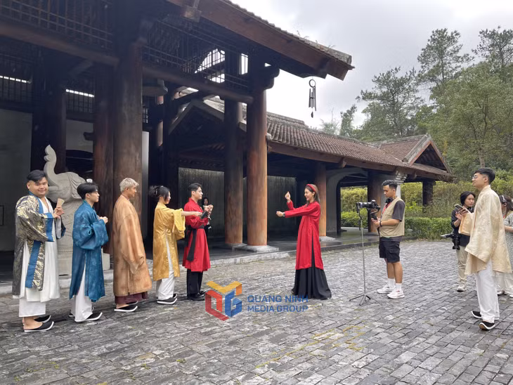 Các nhà sáng tạo nội dung, tiktoker quay clip quảng bá du lịch tại Yên Tử. Ảnh: Hoàng Quỳnh