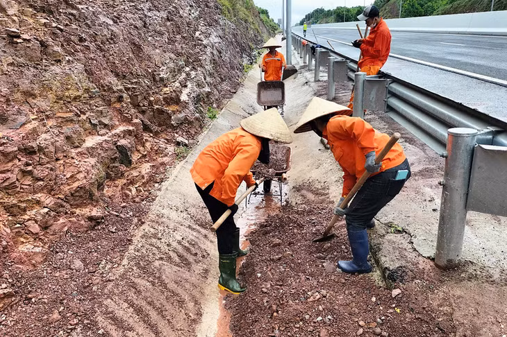 Công ty CP BOT Biên Cương thi công xúc dọn, nạo vét hệ thống rãnh dọc trên cao tốc Vân Đồn - Móng Cái.