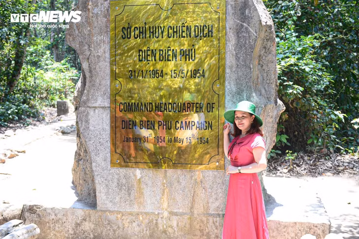 Du khách chụp ảnh kỷ niệm tại Sở chỉ huy Chiến dịch Điện Biên Phủ
