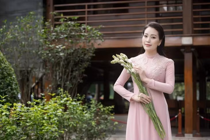 Với giọng hát bay bổng, mang âm hưởng dân ca ví, giặm, Huyền Trang đã thể hiện ca khúc rất tinh tế và nồng nàn cảm xúc.