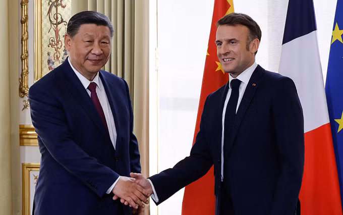 Ông Tập Cận Bình (trái) bắt tay ông Macron trước thềm hội đàm tại Paris ngày 6/5. Ảnh: AFP