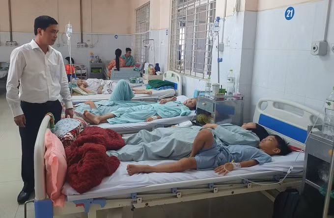Chủ tịch UBND TP Long Khánh (đứng) thăm các bệnh nhân đang điều trị tại bệnh viện. Ảnh: Thái Hà