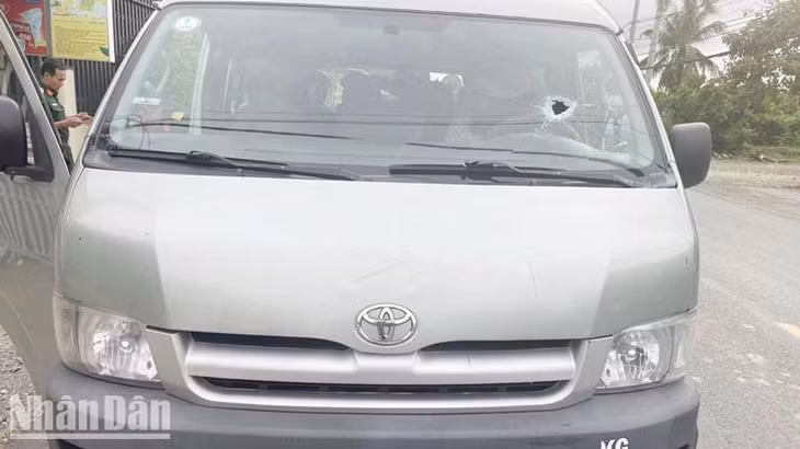 Xe quân sự bị ném đá.