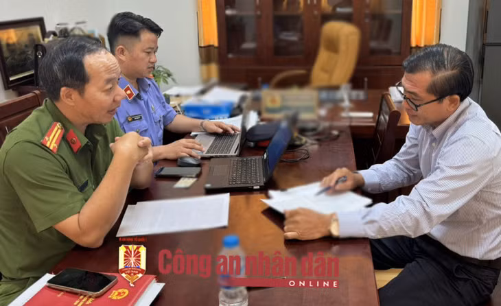 Cơ quan Công an và VKSND làm việc với Trần Văn Việt.