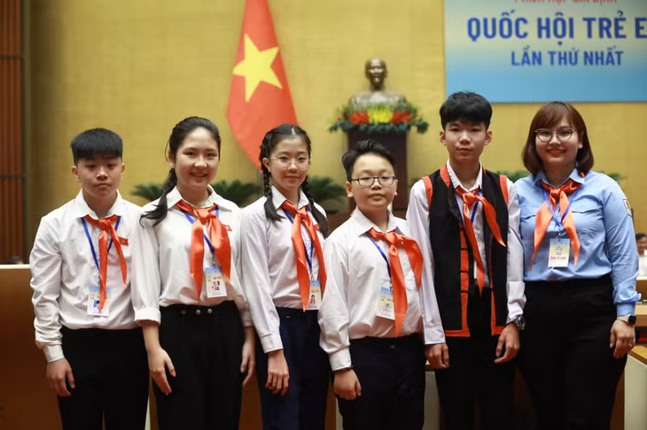 Thế Tùng vinh dự là một trong 5 đại biểu của tỉnh tham dự chương trình phiên họp giả định Quốc hội trẻ em lần thứ I năm 2023 do Trung ương đoàn tổ chức tại Thủ đô Hà Nội.