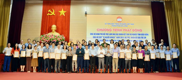 69 tổ chức, đơn vị, doanh nghiệp, cá nhân trực tiếp ký giấy nhận đỡ đầu 120 trẻ em có hoàn cảnh khó khăn với mức hỗ trợ 1 triệu đồng/tháng cho đến khi các em đủ 18 tuổi. Ảnh: Hoàng Nga