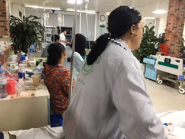 Một trong 3 bệnh nhân bị ngộ độc sau khi ăn sâu ban miêu đang điều trị tại Trung tâm chống độc - BV Bạch Mai. Ảnh: Quỳnh Mai.