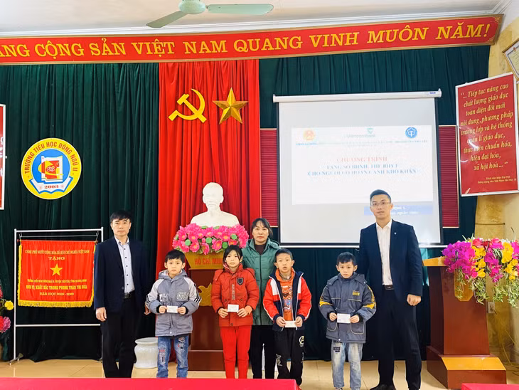 UBND xã Đông Ngũ, huyện Tiên Yên tổ chức chương trình tặng sổ BHXH, thẻ BHYT cho người có hoàn cảnh khó khăn.