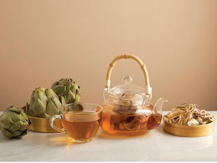 Bạn có thể uống trà atiso vừa thanh nhiệt lại trị được bệnh.