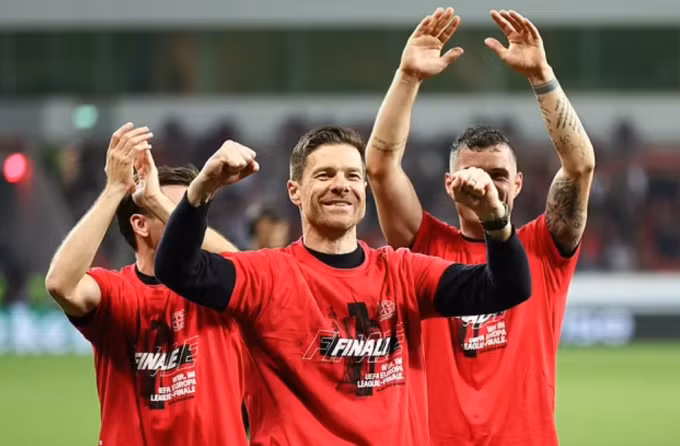 HLV Alonso và các học trò chung vui cùng khán giả sau khi Leverkusen vào chung kết Europa League. Ảnh: EPA.