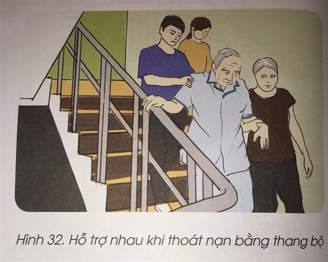 Người bị nạn nên hỗ trợ nhau thoát nạn.