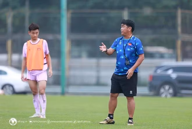 HLV Trần Minh Chiến huấn luyện đội tuyển U17 Việt Nam tại đợt tập trung tháng 4/2024. (Nguồn: VFF)